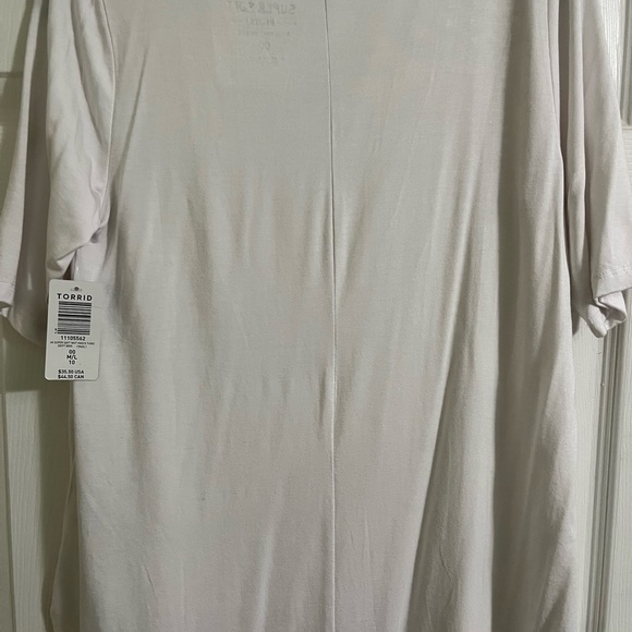 Torrid size 00 white v neck t-shirt. - Picture 2 of 2